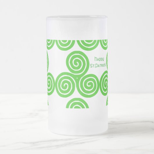 Irish Triskel Happy St Patrick Mattierte Tasse (Mittel)