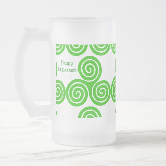Irish Triskel Happy St Patrick Mattierte Tasse (Links)