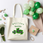 Irish Wedding Custom Welcome Bag Green Clovers Tragetasche<br><div class="desc">Irische Hochzeitstasche mit vier Zeilen individuellem Text. Herzlich willkommen bei einer Hochzeit in Urlaubsort-Veranstaltung mit Goodies-Taschen im Hotelzimmer. Geben Sie die Namen der Braut und des Bräutigams mit Datum und Ort der Hochzeit ein. In der Mitte befindet sich eine Gruppe dunkelgrüner Blätter. Einseitig bedruckt. Wählen Sie eine beliebige Stiltasche aus....</div>