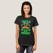 Irish Whiskey macht Me Frisky St Patricks Day T-Shirt (Vorne ganz)