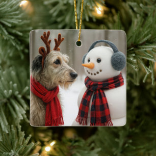 Irish Wolfhound betrachtet einen niedlichen Schnee Keramikornament