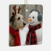 Irish Wolfhound Gazing at a Cute Snowman Keramikornament (Rechts)