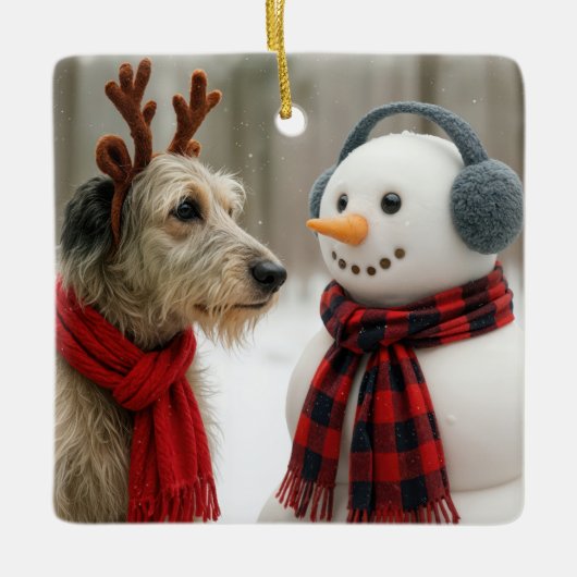 Irish Wolfhound Gazing at a Cute Snowman Keramikornament (Vorderseite)