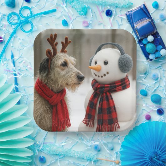 Irish Wolfhound Gazing at a Cute Snowman Pappteller (Party)