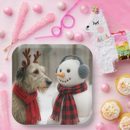 Irish Wolfhound Gazing at a Cute Snowman Pappteller (Party)