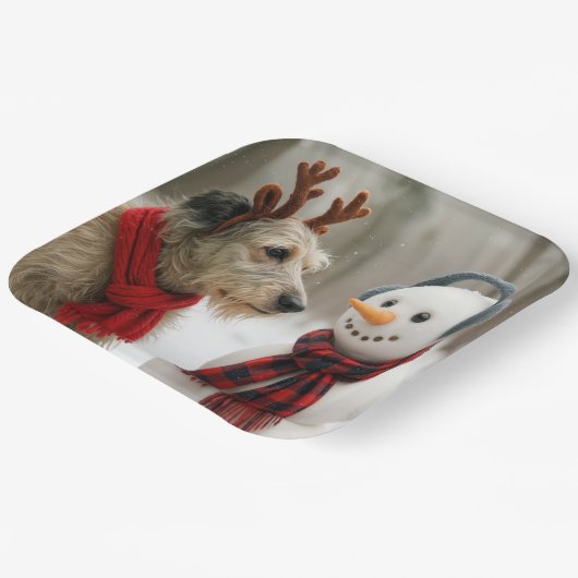 Irish Wolfhound Gazing at a Cute Snowman Pappteller (Gewinkelt)