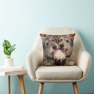 Irish Wolfhound Hunde genießen ein Root Beer Float Kissen