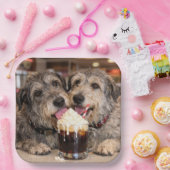 Irish Wolfhound Hunde genießen ein Root Beer Float Pappteller (Party)