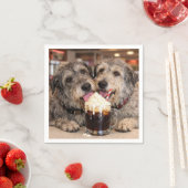 Irish Wolfhound Hunde genießen ein Root Beer Float Serviette (Beispiel)