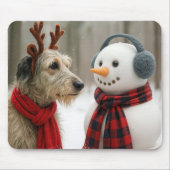 Irish Wolfhound mit einem süßen Schneemann Mousepad (Vorne)