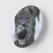 irish wolfhound playing in the snow runde wanduhr (Winkel)