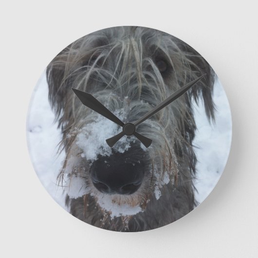 irish wolfhound playing in the snow runde wanduhr (Vorderseite)