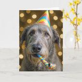 Irish Wolfhound zum Geburtstag mit Partyhut Karte (Gelbe Blume)