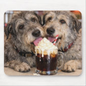 Irish Wolfhounds genießen eine Root Beer Float Mousepad (Vorne)