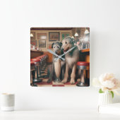 Irish Wolfhounds in Retro Diner Quadratische Wanduhr (Zuhause)