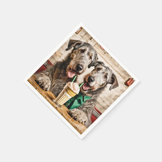 Irish Wolfhounds mit Eiscreme-Soda Serviette (Ecke)
