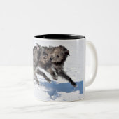 Irish Wolfhounds rennen in Snow Zweifarbige Tasse (VorderseiteRechts)