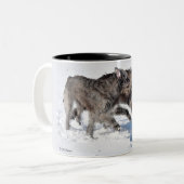 Irish Wolfhounds rennen in Snow Zweifarbige Tasse (Vorderseite Links)