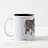 Irish Wolfhounds rennen in Snow Zweifarbige Tasse (Links)