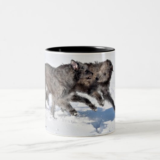 Irish Wolfhounds rennen in Snow Zweifarbige Tasse (Mittel)