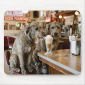 Irish Wolfhounds teilen sich einen Milchshake Mousepad (Vorne)