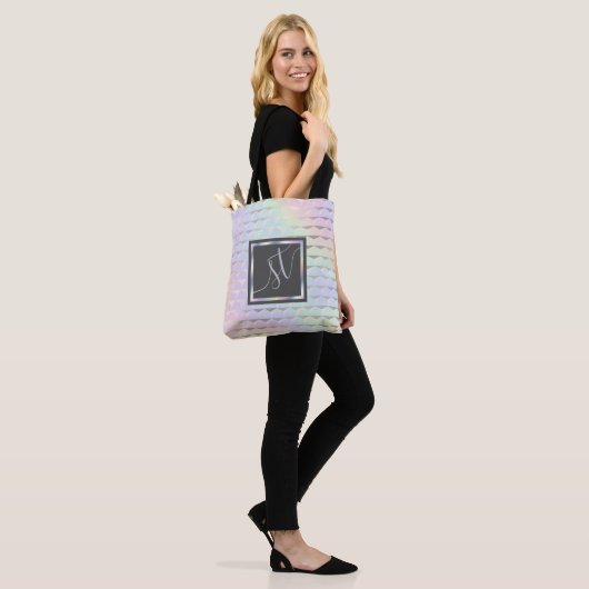 Irisierende Imitat Holografisches Muster Monogramm Tasche (Am Model)