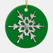 Irisierende Schneeflocke auf Pine Green Keramik Ornament (Vorne)