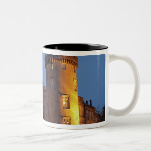 Irland, das Dromoland Castle in der Abenddämmerung Zweifarbige Tasse