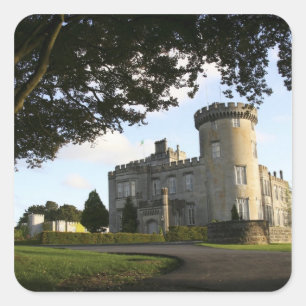 Irland, der Seiten Eingang vom Dromoland Castle. Quadratischer Aufkleber