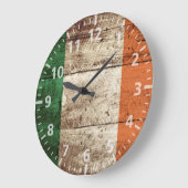 Irland-Flagge auf altem hölzernem Korn Große Wanduhr (Winkel)