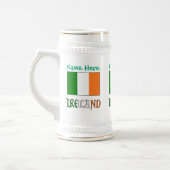 Irland - Grüne Persönlichkeit unter irischer Flagg Bierglas (Links)