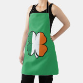 Irland Kleeblatt unter irischer Flagge am St. Patr Schürze (InSitu)