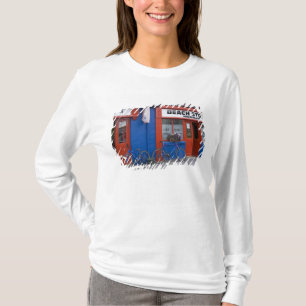 Irland, Strandhill. Ladenfronten mit Fahrrädern T-Shirt