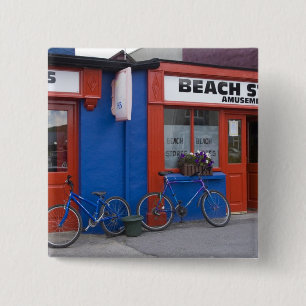 Irland, Strandhill. Schaufenster mit Fahrrädern Button