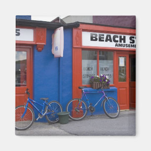 Irland, Strandhill. Schaufenster mit Fahrrädern Magnet