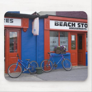 Irland, Strandhill. Schaufenster mit Fahrrädern Mousepad