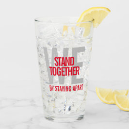 Ironisch stehen wir zusammen, indem wir voneinande glas