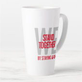 Ironisch stehen wir zusammen, indem wir voneinande milchtasse (Rechte Ecke)