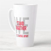 Ironisch stehen wir zusammen, indem wir voneinande milchtasse (Linke Ecke)