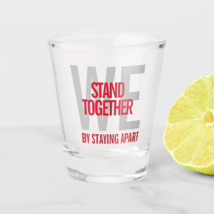 Ironisch: Wir stehen zusammen, indem wir Abstand h Schnapsglas