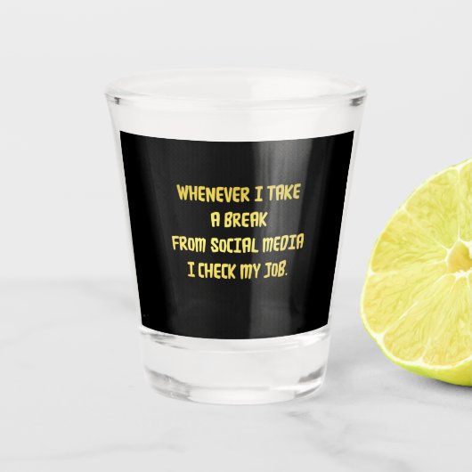 Ironische Arbeitsplatzprioritäten Schnapsglas (Vorderseite)