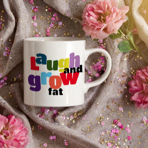 Ironisches Lachen und fette Tasse wachsen