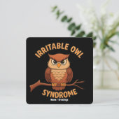 Irritable Owl Syndrom Funny Angry Owl Cartoon Pun Einladung (Stehend Vorderseite)