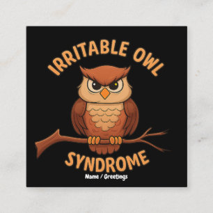 Irritable Owl Syndrom Funny Angry Owl Cartoon Pun Quadratische Visitenkarte
