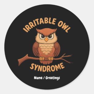 Irritable Owl Syndrom Funny Angry Owl Cartoon Pun Runder Aufkleber