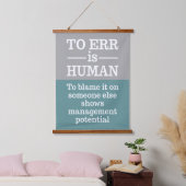 "Irrtum ist menschlich" Wandteppich Mit Holzrahmen (Schlafzimmer)