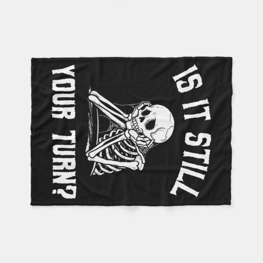 Is It Still Your Turn Funny Skeleton Waiting Quote Fleecedecke (Vorderseite (Horizontal))