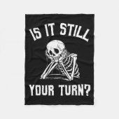 Is It Still Your Turn Funny Skeleton Waiting Quote Fleecedecke (Vorderseite)