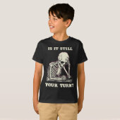 Is It Still Your Turn Funny Skeleton Waiting Quote T-Shirt (Vorne ganz)