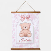 Isabella | Benutzerdefiniertes rosa Teddy-Bär-Kind Wandteppich Mit Holzrahmen (Vorderseite)